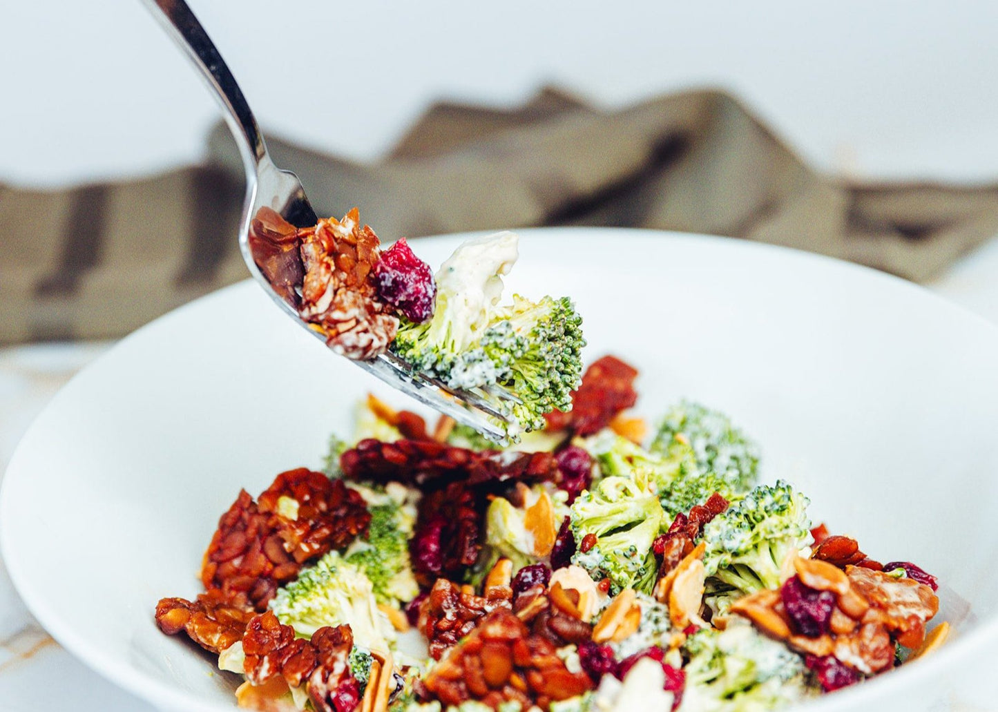 Salade de brocoli et bacon de tempeh