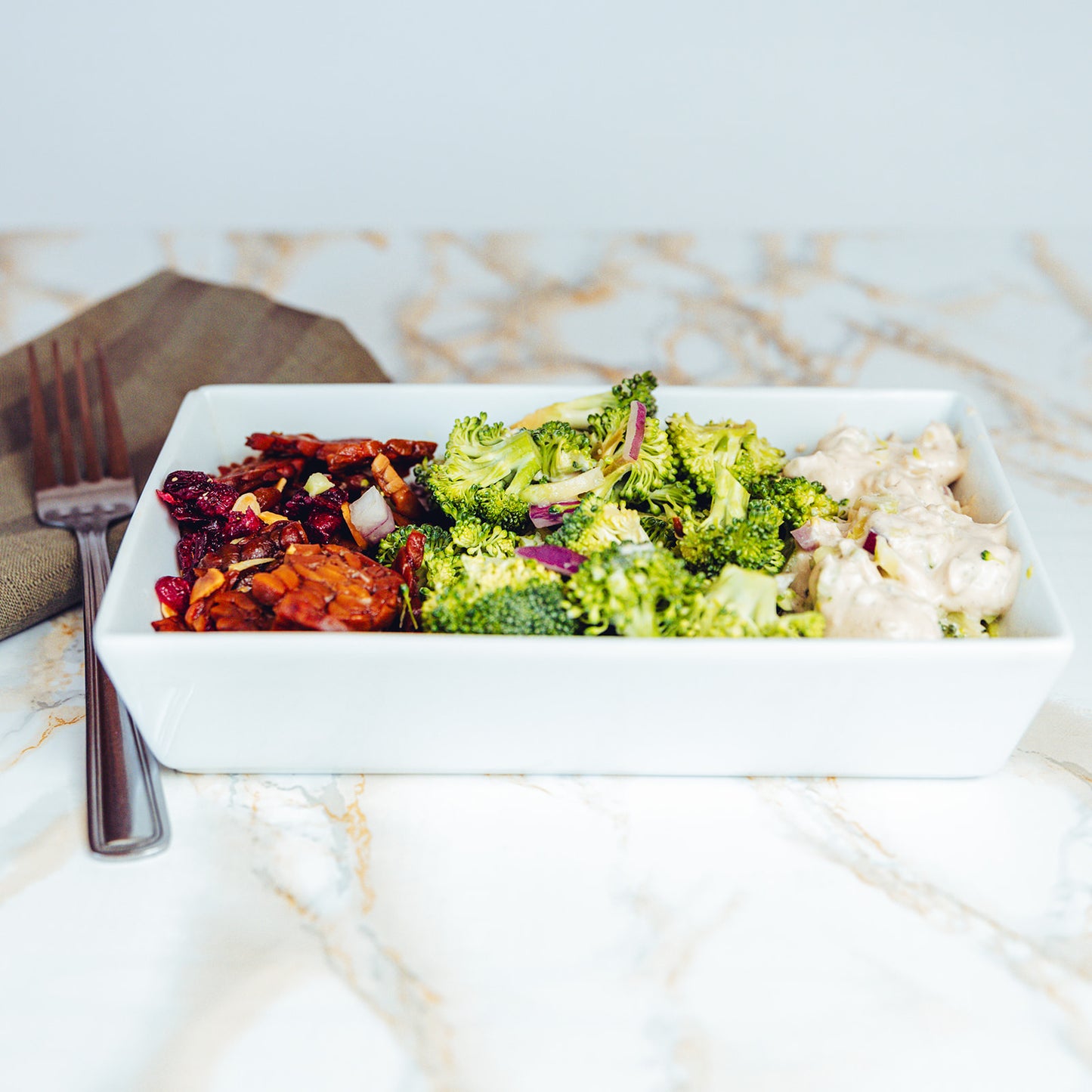 Salade de brocoli et bacon de tempeh
