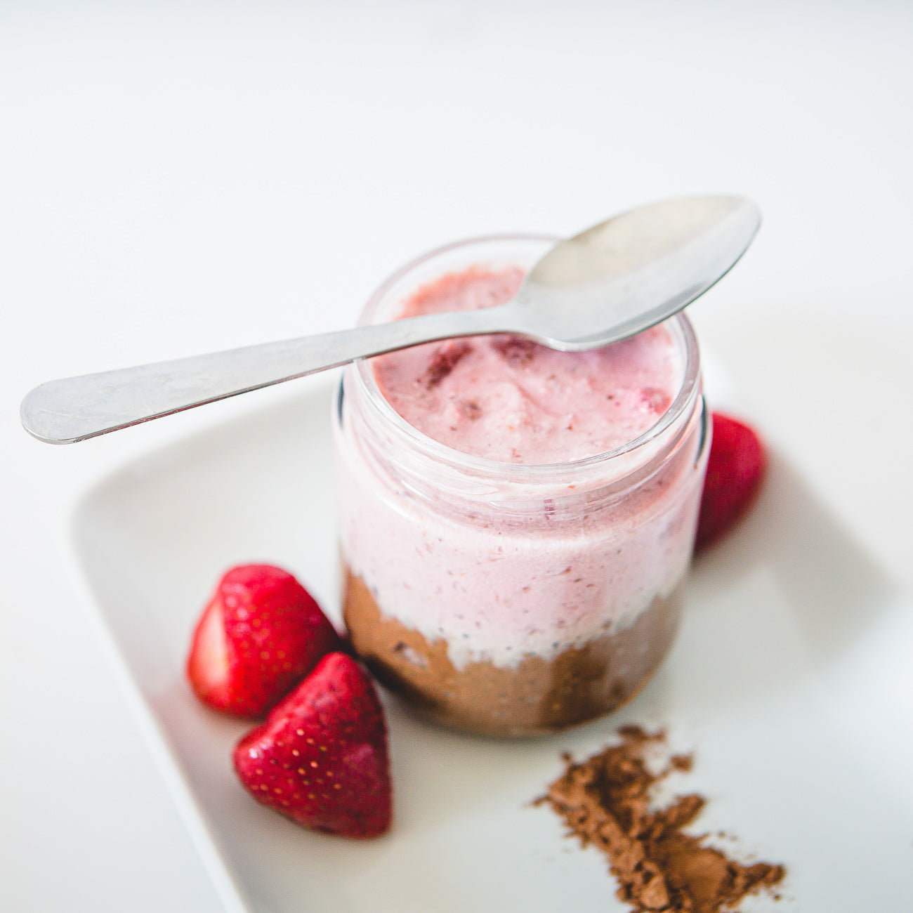 Parfait de chia au chocolat et à la fraise